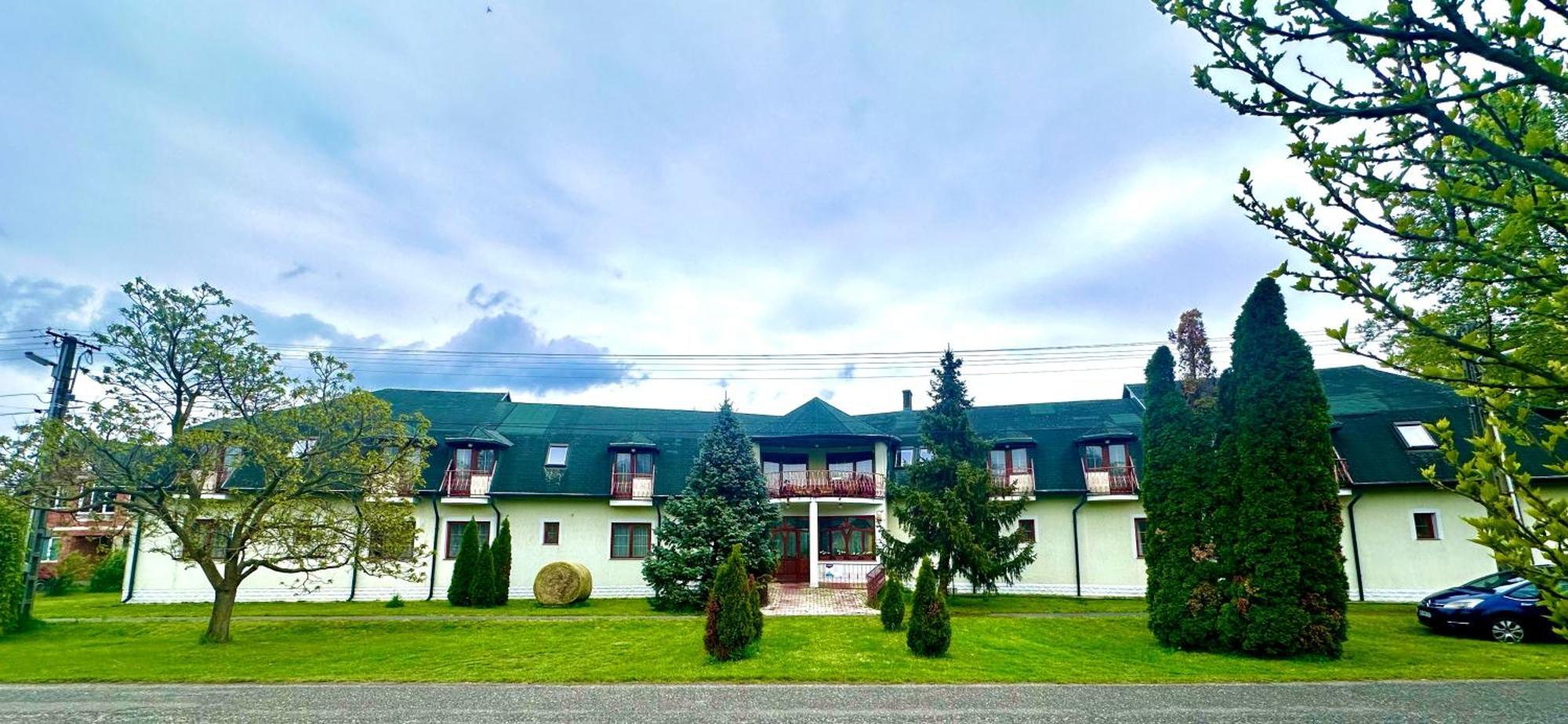 Eden Panzio Aparthotel Bük Exterior foto